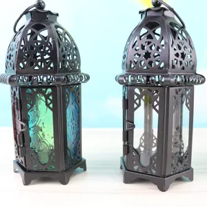 Lanterna portacandela in metallo in stile marocchino vintage con vetro colorato per decori.