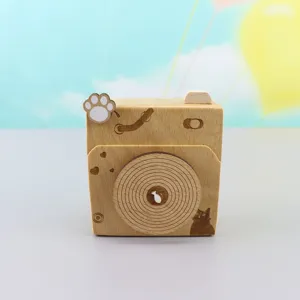 Houten camera muziekdoos detail, schattige kattenpoot en mooie dierengravure bureau decor.