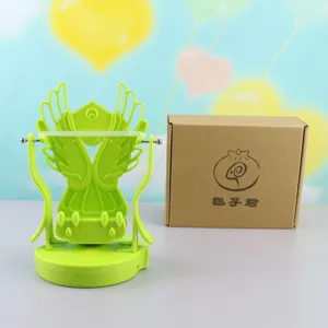 Dispositivo automatico verde per scuotere il telefono con design ad ali per contare i passi.