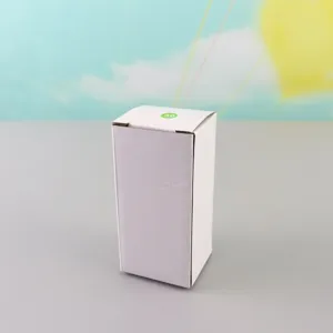 Detailansicht einer sauberen weißen Produktverpackung mit grünem Nummer dreißig Aufkleber.