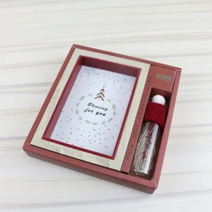 Cadre photo en bois et bouteille en verre décorative en coffret cadeau rouge.