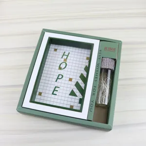 Ensemble de cadre photo en bois vert avec décor de bouteille en verre, présentoir.