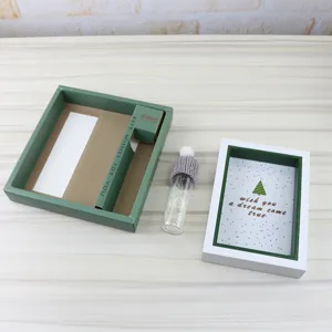 Vue détaillée de l'ensemble cadeau de cadre photo en bois blanc de 6 pouces avec boîte et flacon.