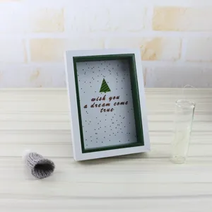 Cadre photo en bois blanc avec bordure intérieure verte et insert décoratif pour la maison