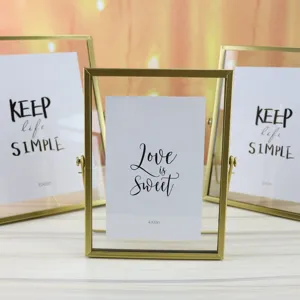 Detailansicht des kreativen geometrischen Metall- und Glas-Fotorahmens mit Gold-Finish.