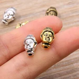 Gedetailleerde close-upfoto van Boeddha hoofd kraaltjes van legering voor DIY sieraden.