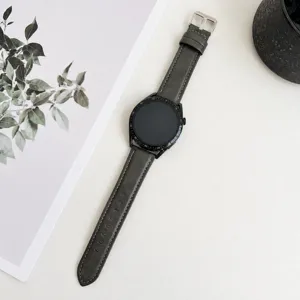 Vue détaillée du bracelet de montre hybride en silicone et cuir avec boucle ardillon élégante.