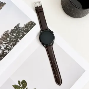 Gros plan détaillé du bracelet de montre intelligent en cuir marron avec des coutures soignées.