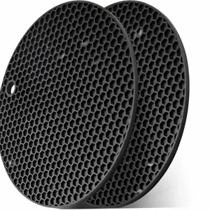 Set de table isolant en silicone noir avec design nid d'abeille pour casseroles chaudes.