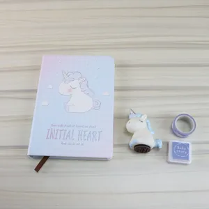 Süßes Einhorn Notizbuch Detailaufnahme mit Planer Stempel Klebeband und Stempelkissen Set.