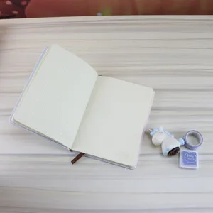 Süßes Einhorn Karmin Notizbuch Detailansicht mit passenden Schreibwaren, ideal für Schüler.