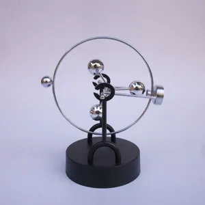 Detailansicht des kinetischen Perpetual-Motion-Himmels-Schreibtischspielzeugs mit Metallringen.