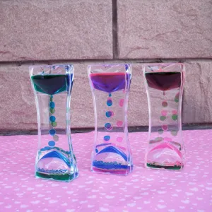 Dettagli che mostrano tre clessidre a liquido colorato e timer a goccia d'olio per relax e decoro.