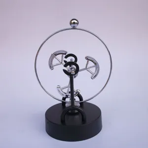 Nahaufnahme Detailansicht des mechanischen Perpetuum Mobile Metall Deko Tischspielzeugs.
