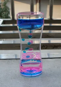 Primo piano del giocattolo a bolle di movimento liquido bicolore con gocce d'olio fluide.