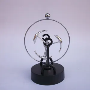 Kinetisches Deko-Objekt mit schwingenden Delfinen als perfektes Schreibtisch-Accessoire.
