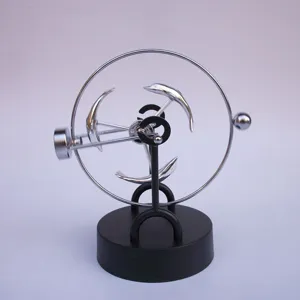 Detailansicht des kinetischen Metall Perpetual-Motion-Schreibtischspielzeugs mit Basis.