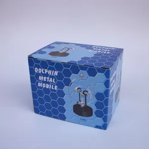 Detailansicht der Verpackung des magnetischen Perpetuum Mobile Delfin Spielzeugs mit klaren Merkmalen.