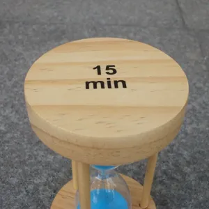 Hölzerner 15-Minuten-Sanduhr-Timer mit blauem Sand, kreative Desktop-Dekoration für das Büro.