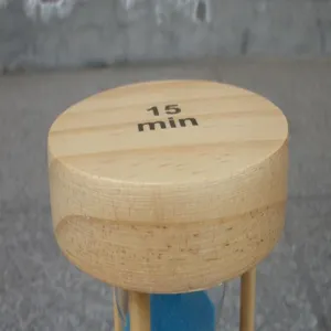 Nahaufnahme des runden 15-Minuten-Holzsanduhrs mit natürlicher Holzmaserung Detail.