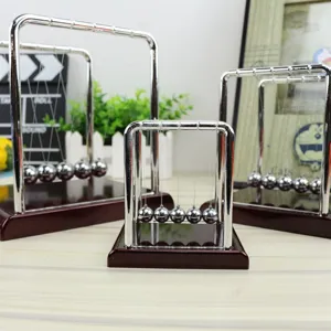 Detailansicht von Metall Newtons Wiege Kugelspiel Physik Spielzeug auf Holztisch fur Dekoration.