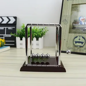 Detailansicht der Metall Newtons Wiege Balance Kugel Büro Schreibtisch Deko Ornament.