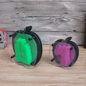 Gedetailleerd close-upzicht van creatief appelvormig 3d pin art speelgoed handafdruk.