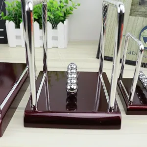 Metall Newton Wiege Kugelspiel Physik Wissenschaft Schreibtisch Deko Ornament Detailansicht