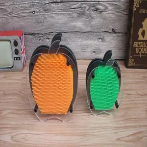 Close-up van creatief appelvormig 3d pin art speelgoed met kleurrijke plastic speldjes.