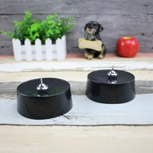 Detailansicht eines magnetischen Perpetuum Mobile Kreisels auf einem Holzschreibtisch.