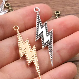Colgante de rayo de aleación de zinc para joyería artesanal, ideal para pulseras y collares únicos.