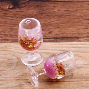 Ciondolo in resina a forma di bicchiere di vino con glitter liquidi per fai da te.