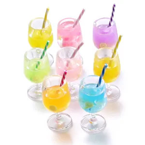 Mini-Harz-Cocktailglas-Anhänger mit Strohhalmen, perfekt für DIY-Schlüsselanhänger und Taschen.