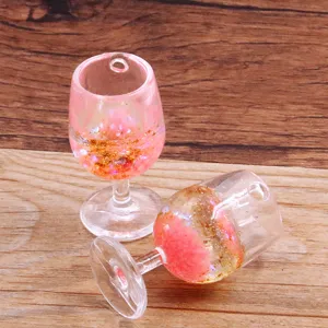 Mini ciondoli di bicchiere di vino liquido in resina rosa per accessori portachiavi e gioielli.