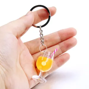 Detailaufnahme des Miniatur Frucht Cocktailglas Schlüsselanhängers mit Zitrone und Strohhalm.