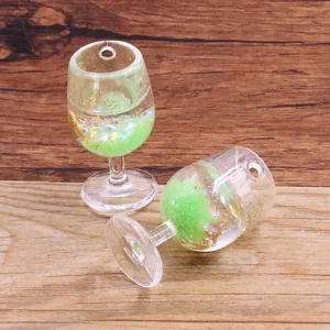Dettaglio ciondolo bicchiere di vino in resina, accessorio fai da te con scintillante glitter.