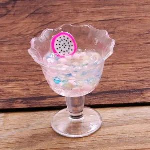 Miniatuur hars fruit beker detail, ideaal voor DIY hanger, sleutelhanger en tas accessoire.