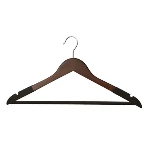 Appendiabiti in legno massello con spalle e barra inferiore floccate antiscivolo.