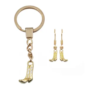 Goldfarbenes Cowboy-Set mit Schlüsselanhänger und Ohrringen für DIY Schmuck Basteln.