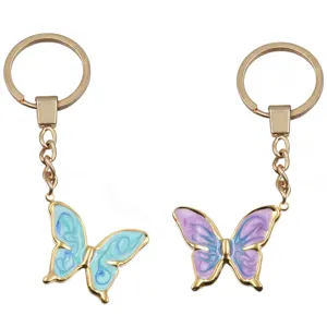 Nahaufnahme des Farbverlauf Schmetterling Metall Schlüsselanhänger mit Goldbeschichtung.