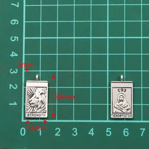 Gedetailleerd aanzicht van zinklegering tarotkaart hanger charms met leeuw en hoge priesteres.