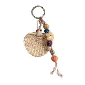 Colgante de bolso de abanico de paja tejido a mano con cuentas coloridas y llavero.