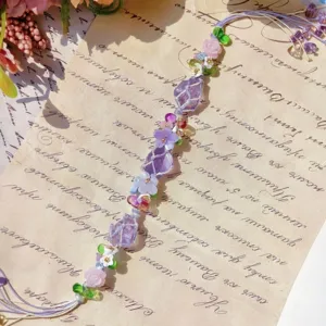 Bracciale di perle di cristallo viola fatto a mano con tasca intrecciata e ciondoli floreali.