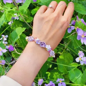 Bracciale di fiori intrecciati in cristallo viola traslucido, regalo elegante per amica.
