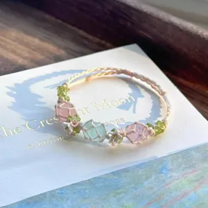 Handgemaakte kristallen macramé armband detail, delicate gevlochten netzak met stenen.