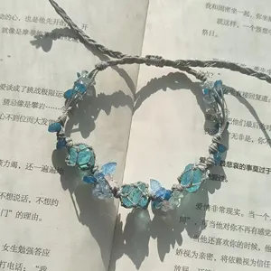 Handgemaakte macrame kristalen armband detailweergave, blauwe steen gevlochten geschenk.