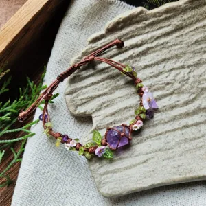 Handgemaakte macrame geweven armband met paarse kristal en bloemvormige bedels boho stijl