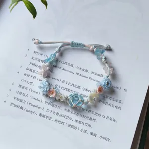 Handgemaakte macrame kristalen bloem armband detail, charmant geweven sieraden cadeau.