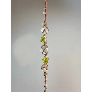 Handgemaakte kristallen macramé hangende ornament detail, natuurstenen gewevenhanger.