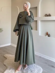 Elegante conjunto de dos piezas verde oliva para mujer con elegantes mangas farol.